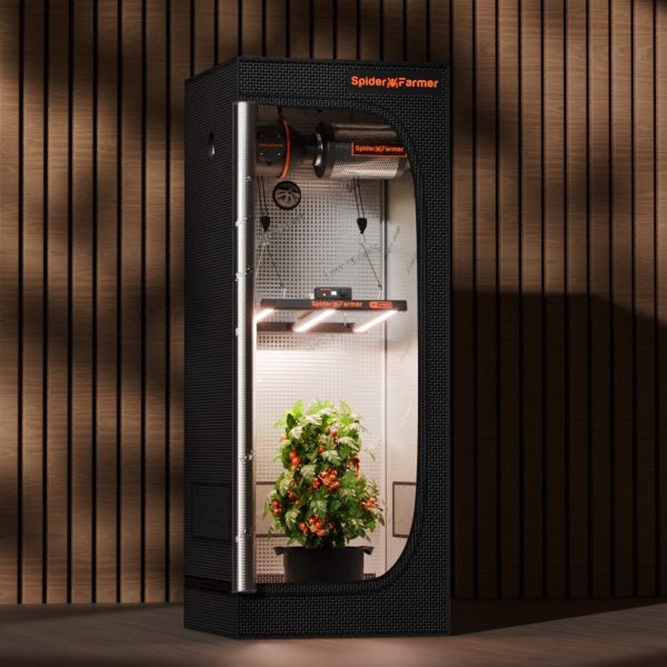 Spider Farmer G1500 Plantelys 150W kan dimmes vekstlys for indoor plants with adjustable brightness in a natural setting.